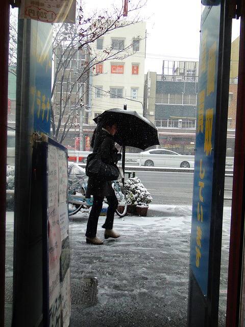 金券ショップ 黒い傘の人【筆者撮影】