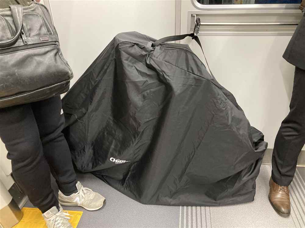 電車内のミニベロ輪行【筆者撮影】