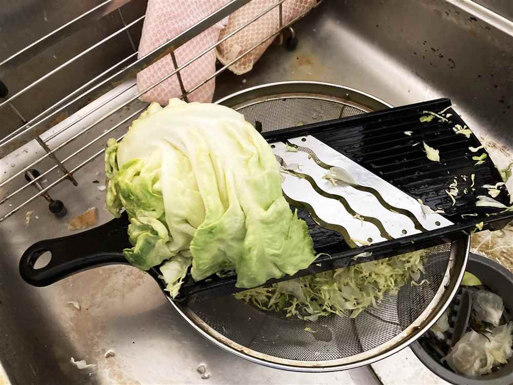 キャベツの千切りが楽しい【筆者撮影】