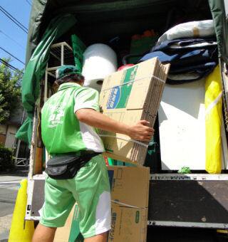 引っ越し作業中