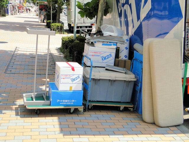 引っ越し作業中の荷物【筆者撮影】