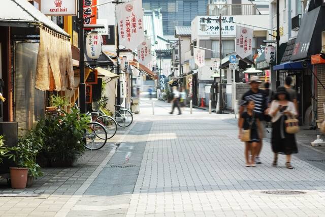 深川不動堂の境内の町並み