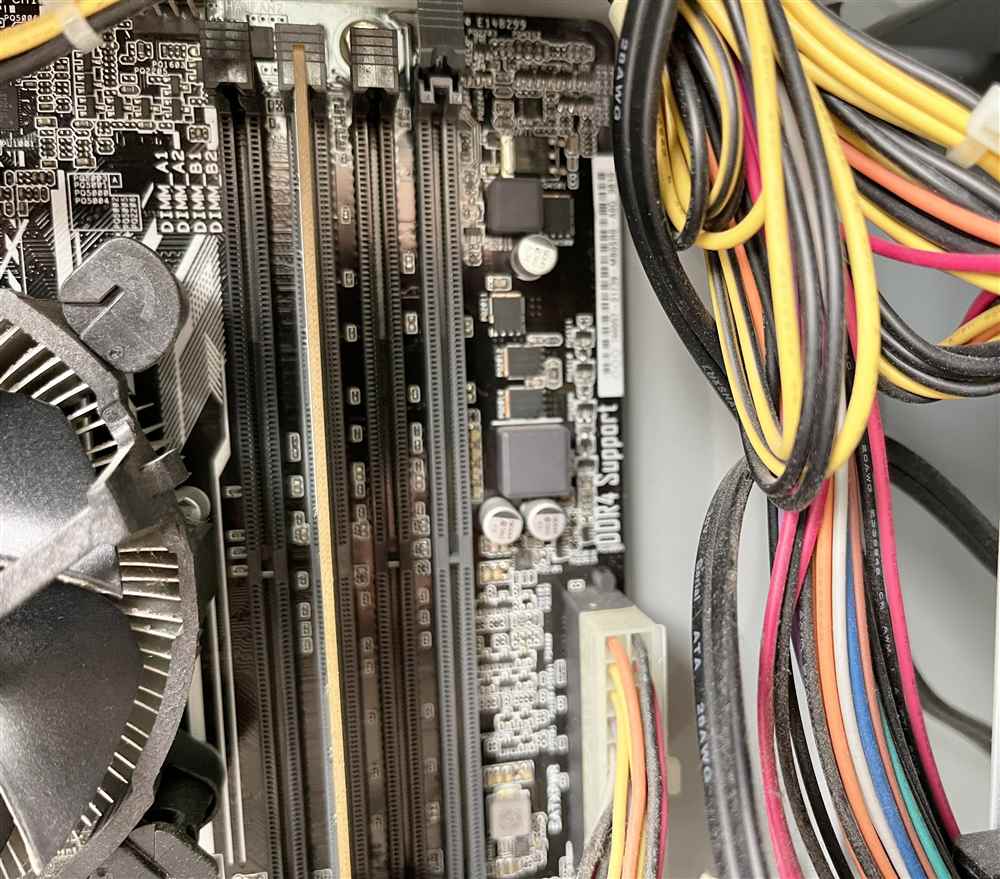 4番目のスロットへの挿し込み【筆者撮影】